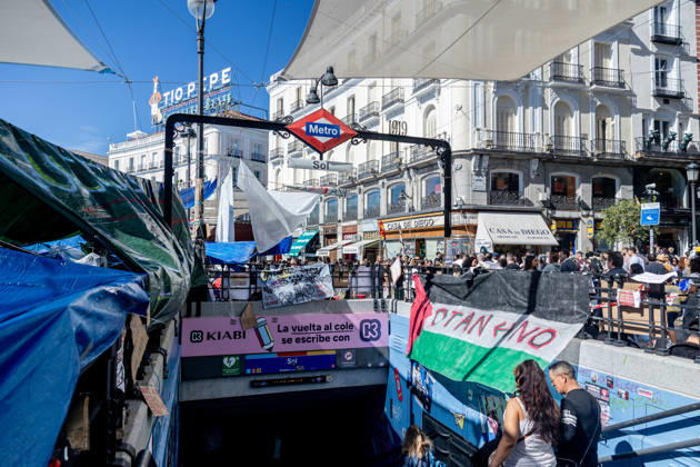 The Community of Madrid describes the encampment at Sol as completely anarchic and laments the extremely negative image it projects to tourists. Sol Metro Station, at Puerta del Sol, October 10, 2026, in Madrid, Spain. Jorge Rodrigo, the Regional Minister of Housing, Transportation, and Infrastructure for the Community of Madrid, stated this Saturday that the encampment set up in Madrid’s Puerta del Sol since September 26 to protest the housing crisis, is completely chaotic and lamented the very negative image it may present of the capital to tourists during this Hispanic Heritage Day long weekend. OCTOBER 10, 2026 SOL PROTEST CAMP HOUSING MARICARMEN FLORES MESSAGES POSTERS Madrid Madrid, Spain Copyright: xRicardoxRubiox 7835284
