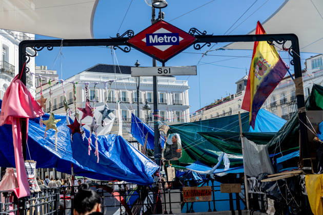 The Community of Madrid describes the encampment at Sol as completely anarchic and laments the extremely negative image it projects to tourists. Sol Metro Station, at Puerta del Sol, October 10, 2026, in Madrid, Spain. Jorge Rodrigo, the Regional Minister of Housing, Transportation, and Infrastructure for the Community of Madrid, stated this Saturday that the encampment set up in Madrid’s Puerta del Sol since September 26 to protest the housing crisis, is completely chaotic and lamented the very negative image it may present of the capital to tourists during this Hispanic Heritage Day long weekend. OCTOBER 10, 2026 SOL PROTEST CAMP HOUSING MARICARMEN FLORES MESSAGES POSTERS Madrid Madrid, Spain Copyright: xRicardoxRubiox 7835285