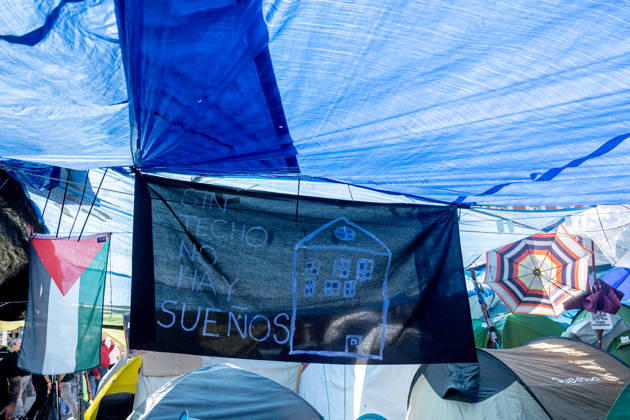 The Community of Madrid describes the Puerta del Sol encampment as completely chaotic and laments the disastrous image it projects to tourists. A sign at the housing protest encampment in Puerta del Sol on October 10, 2026, in Madrid, Spain. The Regional Minister of Housing, Transportation, and Infrastructure for the Community of Madrid, Jorge Rodrigo, stated this Saturday that the encampment set up in Madrid’s Puerta del Sol since September 26 to protest the housing crisis is completely chaotic and lamented the terrible impression it may give tourists of the capital during this Columbus Day long weekend. OCTOBER 10, 2026 SOL PROTEST CAMP HOUSING MARICARMEN FLORES MESSAGES SIGNS Madrid Madrid, Spain  Copyright: xRicardoxRubiox 7835295