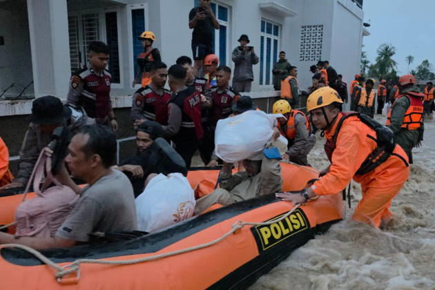Search and rescue teams evacuate residents after flash floods in Indonesia PADANG, INDONESIA - OCTOBER 10: (----EDITORIAL USE ONLY - MANDATORY CREDIT - INDONESIAN SEARCH AND RESCUE AGENCY (BASARNAS) HANDOUT - NO MARKETING NO ADVERTISING CAMPAIGNS - DISTRIBUTED AS A SERVICE TO CLIENTS----) The search and rescue team carried out an evacuation during a flash flood occurred in Padang, West Sumatra, Indonesia on October 10, 2026. Flash floods hit a number of sub-districts in Padang City after heavy rain. Basarnas Handout Anadolu Padang Indonesia. Editorial use only. Please get in touch for any other usage.  Copyright: x2026xAnadoluxBasarnasx xHandoutx