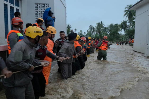 Search and rescue teams evacuate residents after flash floods in Indonesia PADANG, INDONESIA - OCTOBER 10: (----EDITORIAL USE ONLY - MANDATORY CREDIT - INDONESIAN SEARCH AND RESCUE AGENCY (BASARNAS) HANDOUT - NO MARKETING NO ADVERTISING CAMPAIGNS - DISTRIBUTED AS A SERVICE TO CLIENTS----) The search and rescue team carried out an evacuation during a flash flood occurred in Padang, West Sumatra, Indonesia on October 10, 2026. Flash floods hit a number of sub-districts in Padang City after heavy rain. Basarnas Handout Anadolu Padang Indonesia. Editorial use only. Please get in touch for any other usage.  Copyright: x2026xAnadoluxBasarnasx xHandoutx