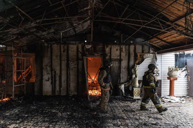 Ukrainian firefighters battle blaze after Russian drone strike in Kramatorsk KRAMATORSK, UKRAINE - OCTOBER 10: Ukrainian firefighters put out a fire in a commercial building following a strike by a Russian FPV drone and under threat from further drone attacks, in Kramatrosk, Ukraine, on October 10, 2026. Diego Herrera Carcedo Anadolu Kramatorsk Ukraine. Editorial use only. Please get in touch for any other usage.  Copyright: x2026xAnadoluxDiegoxHerreraxCarcedox