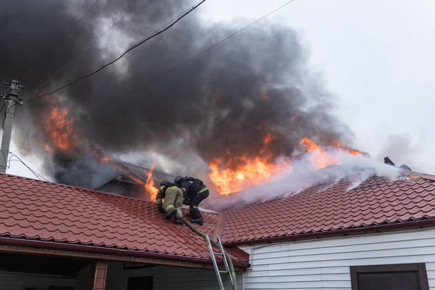 Ukrainian firefighters battle blaze after Russian drone strike in Kramatorsk KRAMATORSK, UKRAINE - OCTOBER 10: Ukrainian firefighters put out a fire in a commercial building following a strike by a Russian FPV drone and under threat from further drone attacks, in Kramatrosk, Ukraine, on October 10, 2026. Diego Herrera Carcedo Anadolu Kramatorsk Ukraine. Editorial use only. Please get in touch for any other usage.  Copyright: x2026xAnadoluxDiegoxHerreraxCarcedox