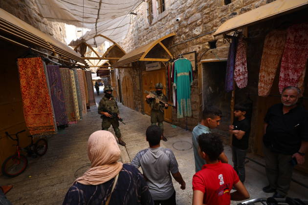 Jewish Settlers Enter Hebron s Old City Under Israeli Army Protection Jewish settlers enter the Old City of Hebron in the West Bank under the protection of Israeli army forces, on October 10, 2026. Photo by Mamoun Wazwaz apaimages Hebron West Bank Palestinian Territory 101026_Hebron_MW_00(14) Copyright: xapaimagesxMamounxWazwazx xapaimagesx