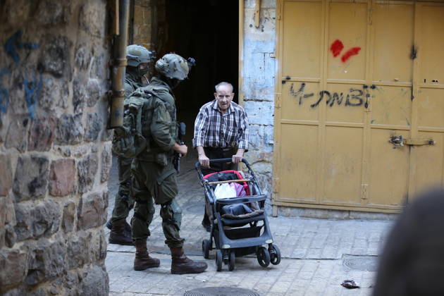 Jewish Settlers Enter Hebron s Old City Under Israeli Army Protection Jewish settlers enter the Old City of Hebron in the West Bank under the protection of Israeli army forces, on October 10, 2026. Photo by Mamoun Wazwaz apaimages Hebron West Bank Palestinian Territory 101026_Hebron_MW_00(33) Copyright: xapaimagesxMamounxWazwazx xapaimagesx