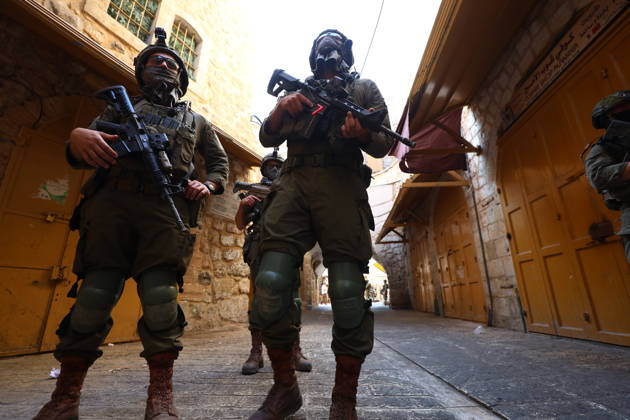 Jewish Settlers Enter Hebron s Old City Under Israeli Army Protection Jewish settlers enter the Old City of Hebron in the West Bank under the protection of Israeli army forces, on October 10, 2026. Photo by Mamoun Wazwaz apaimages Hebron West Bank Palestinian Territory 101026_Hebron_MW_00(4) Copyright: xapaimagesxMamounxWazwazx xapaimagesx