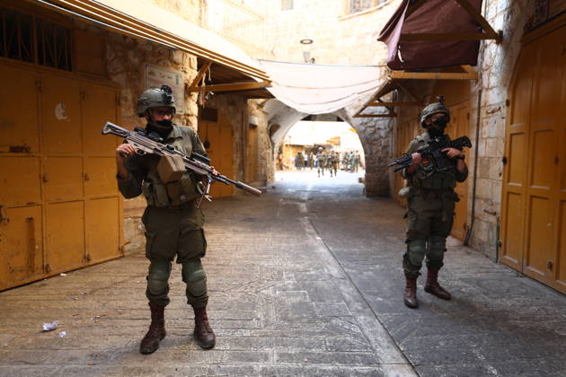 Jewish Settlers Enter Hebron s Old City Under Israeli Army Protection Jewish settlers enter the Old City of Hebron in the West Bank under the protection of Israeli army forces, on October 10, 2026. Photo by Mamoun Wazwaz apaimages Hebron West Bank Palestinian Territory 101026_Hebron_MW_00(6) Copyright: xapaimagesxMamounxWazwazx xapaimagesx