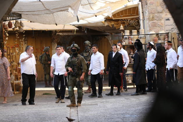 Jewish Settlers Enter Hebron s Old City Under Israeli Army Protection Jewish settlers enter the Old City of Hebron in the West Bank under the protection of Israeli army forces, on October 10, 2026. Photo by Mamoun Wazwaz apaimages Hebron West Bank Palestinian Territory 101026_Hebron_MW_00(7) Copyright: xapaimagesxMamounxWazwazx xapaimagesx