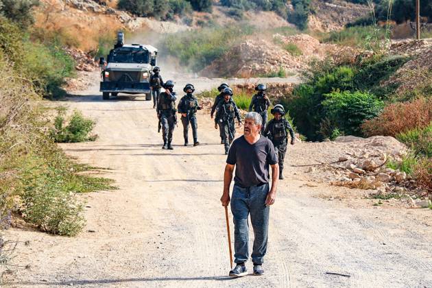 Israeli settlers and forces attack farmers during olive harvest in Deir Abu Mash™al DEIR ABU MASH™AL, PALESTINE OCTOBER 10, 2026: Palestinian farmers came under attack by Israeli settlers and Israeli forces as they headed to harvest olives on their land in Deir Abu Mash™al, northwest of Ramallah. The event marked the village™s first olive harvest gathering of the new season. The Palestine Red Crescent Society reported that its teams treated nine people injured during the incident. The injuries included one caused by live ammunition to the thigh, two caused by rubber-coated metal bullets, and six resulting from physical assault. One of those struck by a rubber-coated metal bullet was photojournalist Issam Al-Rimawi. The incident Copyright: x xSalmanxMohsenxAlkhatibx xJNAxPressx