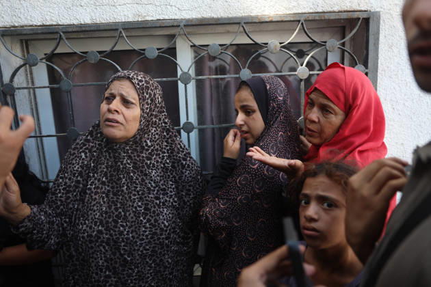Palestinians Mourn Victims of Israeli Attack in Gaza City Palestinians mourn beside the bodies of their loved ones at al-Shifa Hospital in Gaza City, on October 10, 2026, after they were killed in an Israeli attack. The attack comes as the Israeli army continues its strikes across the Gaza Strip despite a ceasefire. Photo by Mohammed Salha apaimages Gaza Gaza Strip Palestinian Territory 101026_Gaza_MS_00(5) Copyright: xapaimagesxMohammedxSalhax xapaimagesx