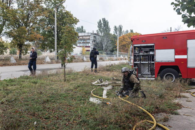 Aftermath of Russian FPV drone attack in Kramatorsk KRAMATORSK, UKRAINE - OCTOBER 10: Ukrainian firefighters put out a fire in a commercial building following a strike by a Russian FPV drone and under threat from further drone attacks, in Kramatorsk, Ukraine, 10 October 2026 Diego Herrera Carcedo Anadolu Kramatorsk Ukraine. Editorial use only. Please get in touch for any other usage.  Copyright: x2026xAnadoluxDiegoxHerreraxCarcedox