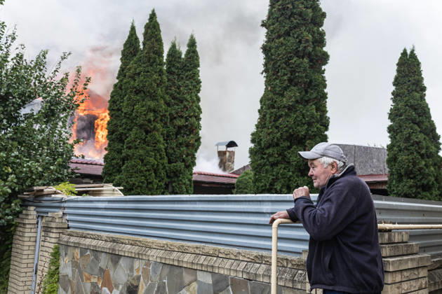 Aftermath of Russian FPV drone attack in Kramatorsk KRAMATORSK, UKRAINE - OCTOBER 10: A local resident looks at a commercial building on fire following the strike of a Russian FPV drone in Kramatorsk, Ukraine, on 10 October 2026 Diego Herrera Carcedo Anadolu Kramatorsk Ukraine. Editorial use only. Please get in touch for any other usage.  Copyright: x2026xAnadoluxDiegoxHerreraxCarcedox