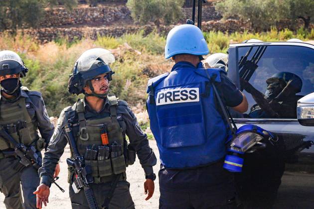 October 10, 2026, Ramallah: DEIR ABU MASHÃ¢â‚¬â ¢AL, PALESTINE Ã¢â‚¬ OCTOBER 10, 2026: Palestinian farmers came under attack by Israeli settlers and Israeli forces as they headed to harvest olives on their land in Deir Abu MashÃ¢â‚¬â ¢al, northwest of Ramallah. The event marked the villageÃ¢â‚¬â ¢s first olive harvest gathering of the new season. The Palestine Red Crescent Society reported that its teams treated nine people injured during the incident. The injuries included one caused by live ammunition to the thigh, two caused by rubber-coated metal bullets, and six resulting from physical assault. One of those struck by a rubber-coated metal bullet was photojournalist Issam Al-Rimawi. The incident occurred during the annual olive harve  - ZUMAq101 20261010_zna_q101_083 Copyright: xSalmanxMohsenxAlkhatibx