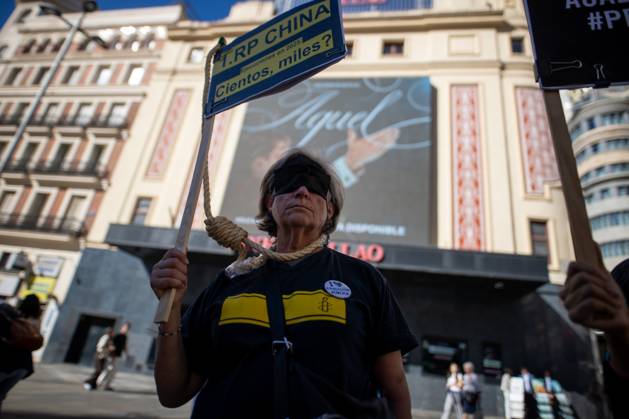 October 10, 2026, Madrid, Spain: A protester simulates a gallows during a demonstration in Madrid..Gathering at Madrid s Puerta del Sol to speak out against the death penalty...World Day Against the Death Penalty has been observed every October 10th since 2003, an initiative promoted by the World Coalition Against the Death Penalty. This day brings together activists, international organizations, legal experts, and human rights defenders to call for the universal abolition of capital punishment. Madrid Spain  - ZUMAs197 20261010_aaa_s197_080 Copyright: xDavidxCanalesx