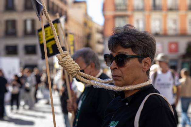 October 10, 2026, Madrid, Spain: A protester simulates a gallows during a demonstration in Madrid..Gathering at Madrid s Puerta del Sol to speak out against the death penalty...World Day Against the Death Penalty has been observed every October 10th since 2003, an initiative promoted by the World Coalition Against the Death Penalty. This day brings together activists, international organizations, legal experts, and human rights defenders to call for the universal abolition of capital punishment. Madrid Spain  - ZUMAs197 20261010_aaa_s197_081 Copyright: xDavidxCanalesx