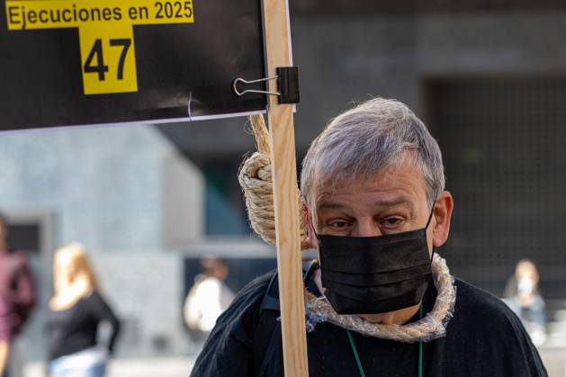 October 10, 2026, Madrid, Spain: A protester simulates a gallows during a demonstration in Madrid..Gathering at Madrid s Puerta del Sol to speak out against the death penalty...World Day Against the Death Penalty has been observed every October 10th since 2003, an initiative promoted by the World Coalition Against the Death Penalty. This day brings together activists, international organizations, legal experts, and human rights defenders to call for the universal abolition of capital punishment. Madrid Spain  - ZUMAs197 20261010_aaa_s197_082 Copyright: xDavidxCanalesx