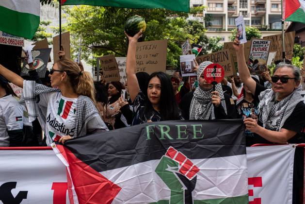 Pro-Palestine protesters gather outside Israeli Embassy in Bangkok BANGKOK, THAILAND OCTOBER 10, 2026: Pro-Palestine protesters and activists gather outside the Israeli Embassy in Bangkok to demand a permanent ceasefire in Gaza and express solidarity with the Palestinian people. The demonstration highlights calls for an end to hostilities in Gaza and continued international attention to the humanitarian situation affecting Palestinians. Protesters gathered outside the diplomatic mission to voice their demands and show support for Palestinians amid the ongoing conflict. The demonstration forms part of international solidarity actions calling for a ceasefire and greater protection for civilians in Gaza. Bangkok Thailand Copyright: x xPeeraponxBoonyakiatx xJNAxPressx