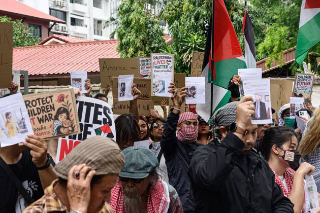 Pro-Palestinian protesters rally in Bangkok BANGKOK, THAILAND, OCTOBER 10, 2026: Pro-Palestinian demonstrators gather outside the Israeli Embassy in Bangkok during a protest marking 1,100 days since the start of the war in Gaza. Participants held portraits of Palestinians killed during the conflict for three minutes in an action titled Every Life Isn t Just a Number, symbolizing three years of war. The demonstration was held as part of a Global Action Day for Palestine. Bangkok Thailand Copyright: x xWatsawatxKoktabtimx xJNAxPressx