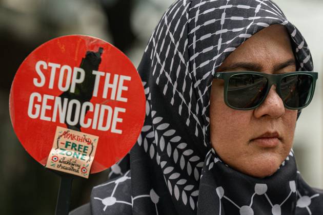 Pro-Palestinian protesters rally in Bangkok BANGKOK, THAILAND, OCTOBER 10, 2026: Pro-Palestinian demonstrators gather outside the Israeli Embassy in Bangkok during a protest marking 1,100 days since the start of the war in Gaza. Participants held portraits of Palestinians killed during the conflict for three minutes in an action titled Every Life Isn t Just a Number, symbolizing three years of war. The demonstration was held as part of a Global Action Day for Palestine. Bangkok Thailand Copyright: x xWatsawatxKoktabtimx xJNAxPressx