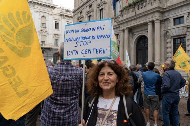 Protesters demand moratorium on new data centers in Milan MILAN, ITALY OCTOBER 10, 2026: Protesters gather for a sit-in in Piazza della Scala in central Milan to oppose the development of new data centers across Lombardy and Italy. The demonstration is organized by the Rete dei Comitati No Data Center (No Data Center Committee Network), which is calling for a moratorium on permits for new facilities. The group also urges public authorities to conduct thorough environmental, urban planning and regional assessments before approving projects. For approved facilities that have not yet begun operating, campaigners are calling for reviews to be reopened if potential microclimate effects and cumulative impacts with existing facilities were not Copyright: x xcalogeroxrussox xJNAxPressx