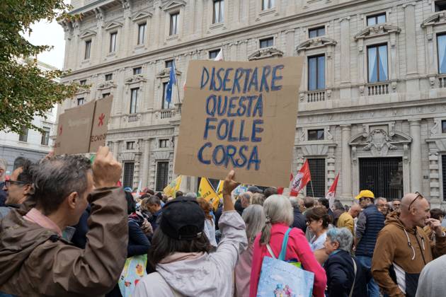Protesters demand moratorium on new data centers in Milan MILAN, ITALY OCTOBER 10, 2026: Protesters gather for a sit-in in Piazza della Scala in central Milan to oppose the development of new data centers across Lombardy and Italy. The demonstration is organized by the Rete dei Comitati No Data Center (No Data Center Committee Network), which is calling for a moratorium on permits for new facilities. The group also urges public authorities to conduct thorough environmental, urban planning and regional assessments before approving projects. For approved facilities that have not yet begun operating, campaigners are calling for reviews to be reopened if potential microclimate effects and cumulative impacts with existing facilities were not Copyright: x xcalogeroxrussox xJNAxPressx
