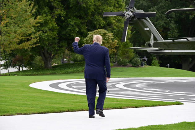 DC: Trump Departs for Clarksville, TN United States President Donald J Trump gestures towards the ballroom construction workers as he departs the South Lawn of the White House in Washington, DC, USA, en route Clarksville, Tennessee on Saturday, October 10, 2026. The President will participate in a campaign rally for Tennessee Republican candidates on the ballot in November. Credit: Ron Sachs Pool via CNP Washington District of Columbia United States  Copyright: xPool ABACAx