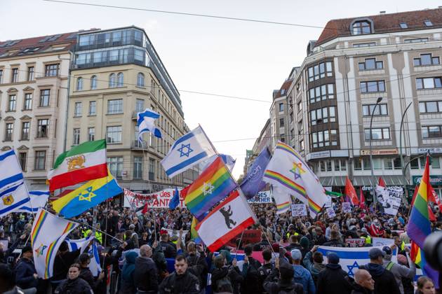 United4Palestine Rally in Berlin BERLIN, GERMANY, OCTOBER 10, 2026: Thousands of demonstrators take part in the United4Palestine rally under the slogan No Peace on Stolen Land in Berlin. Police estimated that around 3,500 people participated in the demonstration, which took place amid extensive security measures and a large police presence. Pro-Israeli counter-protests were also held nearby, with participants expressing opposing views on the Israeli-Palestinian conflict. Berlin Berlin Germany Copyright: x xMariaxCastrox xJNAxPressx