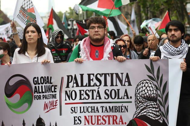 Santiago, October 10, 2026: March for Palestine organized by the Global Action for Palestine (GAFP) alliance along Alameda Street in downtown Santiago. Dragomir Yankovic, Aton Chile, Santiago, Chile. Aton 1198381  Copyright: DRAGOMIRxYANKOVIC ATONxCHILE