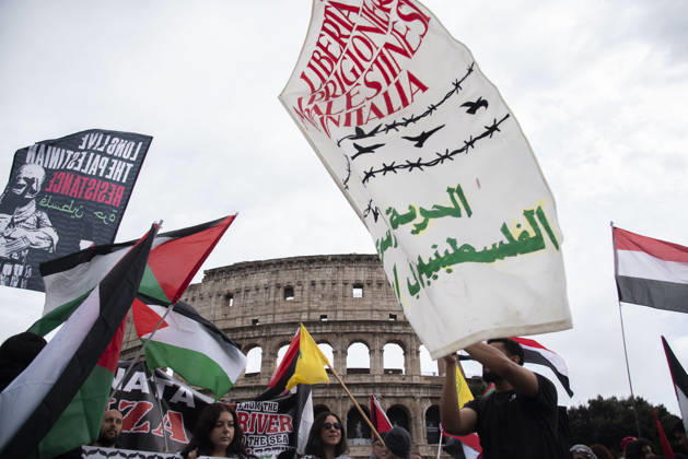 Foto IPP Diego Nangano Cappello Roma 10-10-2026 Manifestazione Pro Palestina nella foto: manifestanti con bandiere Italy Photo Press - World Copyright
