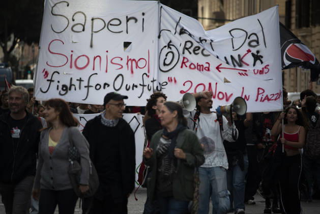 Foto IPP Diego Nangano Cappello Roma 10-10-2026 Manifestazione Pro Palestina nella foto: manifestanti con striscioni per la palestina Italy Photo Press - World Copyright