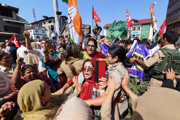Protest erupts in Srinagar Srinagar, Oct 10 (ANI): Police personnel stop INDIA bloc alliance party s workers and supporters during a protest against Chief Election Commissioner Gyanesh Kumar, in Srinagar on Saturday. Srinagar Jammu and Kashmir India Copyright: xANIx ANI_20261010115