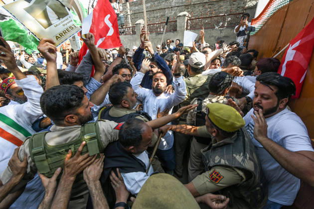 Protest erupts in Srinagar Srinagar, Oct 10 (ANI): Police personnel stop INDIA bloc alliance party s workers and supporters during a protest against Chief Election Commissioner Gyanesh Kumar, in Srinagar on Saturday. Srinagar Jammu and Kashmir India Copyright: xANIx ANI_20261010120