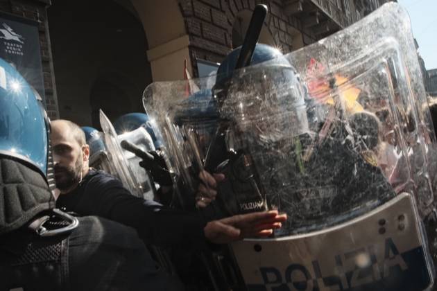 Pro-Palestinian protesters clash with police in Turin TURIN, ITALY, OCTOBER 10, 2026: Thousands of pro-Palestinian demonstrators march through Turin during a protest organized by the Torino per Gaza coalition. Tensions erupted near Piazza Castello when police blocked access to the square, leading to clashes between demonstrators and riot police before some protesters were allowed to enter. Participants carried Palestinian flags and displayed effigies of Israeli Prime Minister Benjamin Netanyahu and US President Donald Trump as they marched through the city in support of Palestine. Turin IT Copyright: x xJulianxNelajx xJNAxPressx