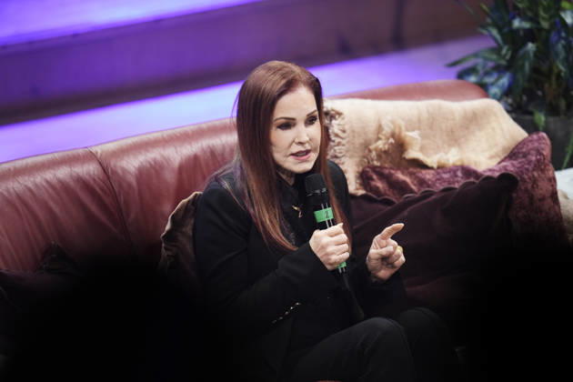 Priscilla Presley on stage with her talk show *An Evening with Priscilla Presley* at Haga Konserthall in Gothenburg, Sweden, on October 10, 2026 GOTHENBURG SWEDEN x9200x  Copyright: xBjörnxLarssonxRosvall TTx PRISCILLA PRESLEY IN GOTHENBURG QUzzowtu9zE