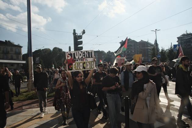 October 10, 2026, Turin, IT: TURIN, ITALY, OCTOBER 10, 2026: Thousands of pro-Palestinian demonstrators march through Turin during a protest organized by the Torino per Gaza coalition. Tensions erupted near Piazza Castello when police blocked access to the square, leading to clashes between demonstrators and riot police before some protesters were allowed to enter. Participants carried Palestinian flags and displayed effigies of Israeli Prime Minister Benjamin Netanyahu and US President Donald Trump as they marched through the city in support of Palestine. Turin IT - ZUMAq101 20261010_zna_q101_288 Copyright: xJulianxNelajx