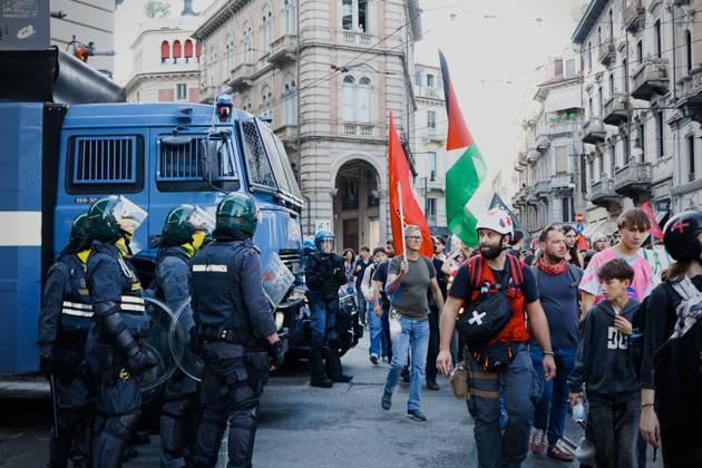 Thousands march for Palestine in Turin TURIN, ITALY, OCTOBER 10, 2026: Thousands of pro-Palestinian demonstrators march through central Turin during a regional protest organized by Torino per Gaza, as demonstrations take place across Italy in solidarity with Palestinians. Tensions erupted near Piazza Castello when protesters attempted to cross a police cordon, leading to brief confrontations before the march continued through the city. Demonstrators carried Palestinian flags and large effigies depicting US President Donald Trump and Israeli Prime Minister Benjamin Netanyahu. Toward the end of the demonstration, protesters threw tomatoes at the effigies before setting them on fire. Chiara Antenucci Turin Italy Copyright: x xChiaraxAntenuccix xJNAxPressx