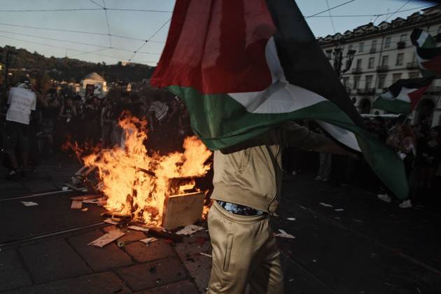 October 10, 2026, Turin, IT: TURIN, ITALY, OCTOBER 10, 2026: Thousands of pro-Palestinian demonstrators march through Turin during a protest organized by the Torino per Gaza coalition. Tensions erupted near Piazza Castello when police blocked access to the square, leading to clashes between demonstrators and riot police before some protesters were allowed to enter. Participants carried Palestinian flags and displayed effigies of Israeli Prime Minister Benjamin Netanyahu and US President Donald Trump as they marched through the city in support of Palestine. Turin IT  - ZUMAq101 20261010_zna_q101_254 Copyright: xJulianxNelajx