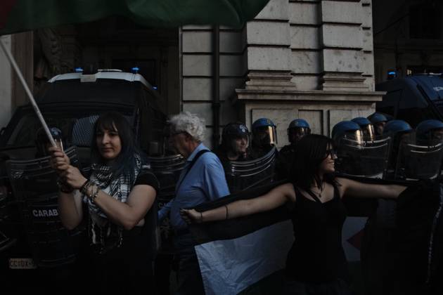 October 10, 2026, Turin, IT: TURIN, ITALY, OCTOBER 10, 2026: Thousands of pro-Palestinian demonstrators march through Turin during a protest organized by the Torino per Gaza coalition. Tensions erupted near Piazza Castello when police blocked access to the square, leading to clashes between demonstrators and riot police before some protesters were allowed to enter. Participants carried Palestinian flags and displayed effigies of Israeli Prime Minister Benjamin Netanyahu and US President Donald Trump as they marched through the city in support of Palestine. Turin IT  - ZUMAq101 20261010_zna_q101_264 Copyright: xJulianxNelajx