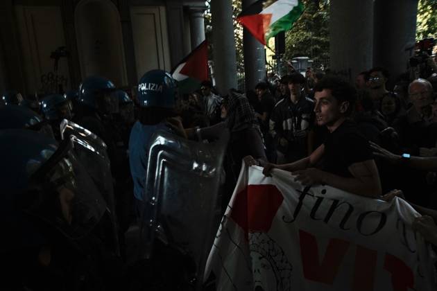 October 10, 2026, Turin, IT: TURIN, ITALY, OCTOBER 10, 2026: Thousands of pro-Palestinian demonstrators march through Turin during a protest organized by the Torino per Gaza coalition. Tensions erupted near Piazza Castello when police blocked access to the square, leading to clashes between demonstrators and riot police before some protesters were allowed to enter. Participants carried Palestinian flags and displayed effigies of Israeli Prime Minister Benjamin Netanyahu and US President Donald Trump as they marched through the city in support of Palestine. Turin IT  - ZUMAq101 20261010_zna_q101_276 Copyright: xJulianxNelajx
