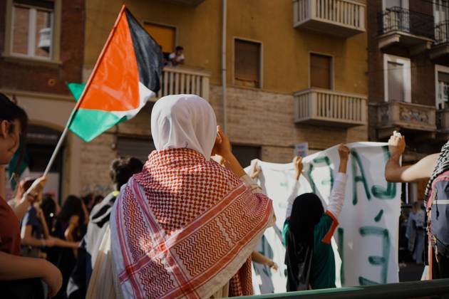 October 10, 2026, Turin, Italy: TURIN, ITALY, OCTOBER 10, 2026: Thousands of pro-Palestinian demonstrators march through central Turin during a regional protest organized by Torino per Gaza, as demonstrations take place across Italy in solidarity with Palestinians. Tensions erupted near Piazza Castello when protesters attempted to cross a police cordon, leading to brief confrontations before the march continued through the city. Demonstrators carried Palestinian flags and large effigies depicting US President Donald Trump and Israeli Prime Minister Benjamin Netanyahu. Toward the end of the demonstration, protesters threw tomatoes at the effigies before setting them on fire. Turin Italy - ZUMAq101 20261010_zna_q101_294 Copyright: xChiaraxAntenuccix