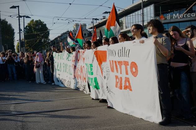 October 10, 2026, Turin, Italy: TURIN, ITALY, OCTOBER 10, 2026: Thousands of pro-Palestinian demonstrators march through central Turin during a regional protest organized by Torino per Gaza, as demonstrations take place across Italy in solidarity with Palestinians. Tensions erupted near Piazza Castello when protesters attempted to cross a police cordon, leading to brief confrontations before the march continued through the city. Demonstrators carried Palestinian flags and large effigies depicting US President Donald Trump and Israeli Prime Minister Benjamin Netanyahu. Toward the end of the demonstration, protesters threw tomatoes at the effigies before setting them on fire. Turin Italy - ZUMAq101 20261010_zna_q101_297 Copyright: xChiaraxAntenuccix