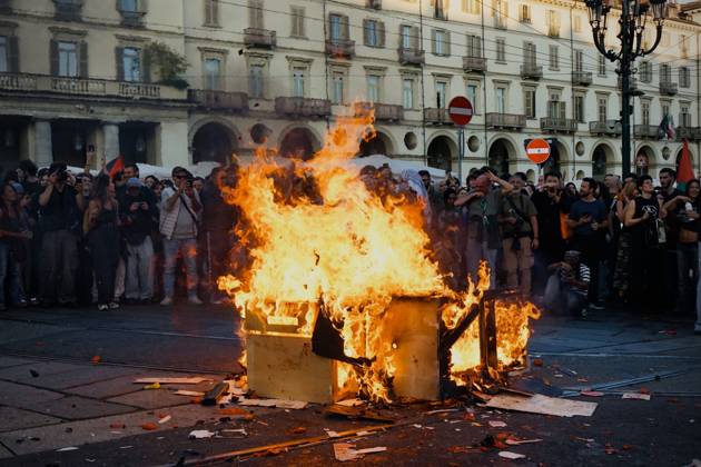 News Bilder des Tages October 10, 2026, Turin, Italy: TURIN, ITALY, OCTOBER 10, 2026: Thousands of pro-Palestinian demonstrators march through central Turin during a regional protest organized by Torino per Gaza, as demonstrations take place across Italy in solidarity with Palestinians. Tensions erupted near Piazza Castello when protesters attempted to cross a police cordon, leading to brief confrontations before the march continued through the city. Demonstrators carried Palestinian flags and large effigies depicting US President Donald Trump and Israeli Prime Minister Benjamin Netanyahu. Toward the end of the demonstration, protesters threw tomatoes at the effigies before setting them on fire. Turin Italy - ZUMAq101 20261010_zna_q101_306 Copyright: xChiaraxAntenuccix