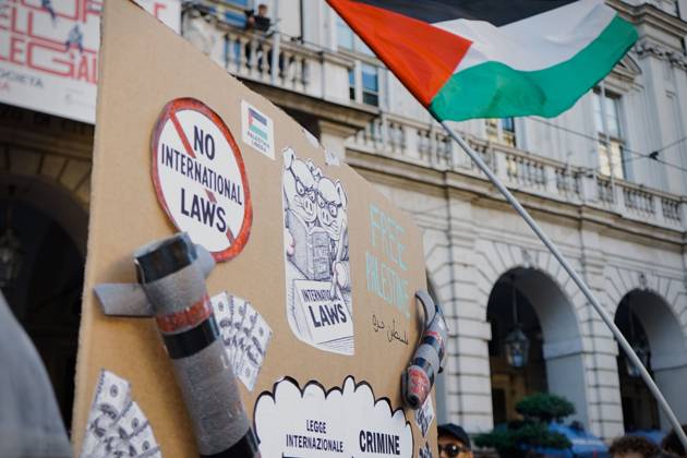 October 10, 2026, Turin, Italy: TURIN, ITALY, OCTOBER 10, 2026: Thousands of pro-Palestinian demonstrators march through central Turin during a regional protest organized by Torino per Gaza, as demonstrations take place across Italy in solidarity with Palestinians. Tensions erupted near Piazza Castello when protesters attempted to cross a police cordon, leading to brief confrontations before the march continued through the city. Demonstrators carried Palestinian flags and large effigies depicting US President Donald Trump and Israeli Prime Minister Benjamin Netanyahu. Toward the end of the demonstration, protesters threw tomatoes at the effigies before setting them on fire. Turin Italy - ZUMAq101 20261010_zna_q101_292 Copyright: xChiaraxAntenuccix