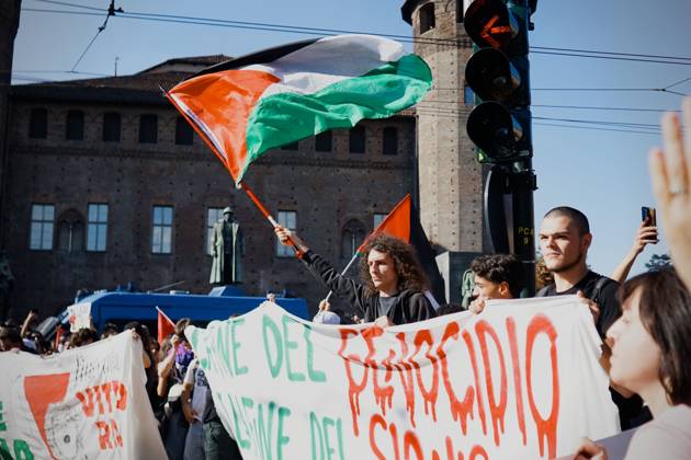 October 10, 2026, Turin, Italy: TURIN, ITALY, OCTOBER 10, 2026: Thousands of pro-Palestinian demonstrators march through central Turin during a regional protest organized by Torino per Gaza, as demonstrations take place across Italy in solidarity with Palestinians. Tensions erupted near Piazza Castello when protesters attempted to cross a police cordon, leading to brief confrontations before the march continued through the city. Demonstrators carried Palestinian flags and large effigies depicting US President Donald Trump and Israeli Prime Minister Benjamin Netanyahu. Toward the end of the demonstration, protesters threw tomatoes at the effigies before setting them on fire. Turin Italy  - ZUMAq101 20261010_zna_q101_307 Copyright: xChiaraxAntenuccix
