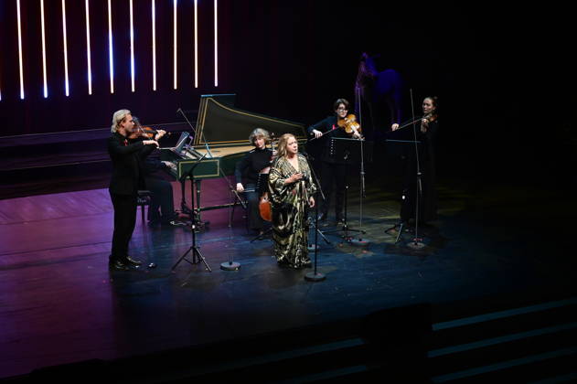 Kathy Kelly und das Dresdner Barock-Ensemble camerata musikus s mit Milko Kersten bei der 18. Hope Gala 2026 im Schauspielhaus. Dresden, 10.10.2026 Copyright: xMatthiasxWehnertx