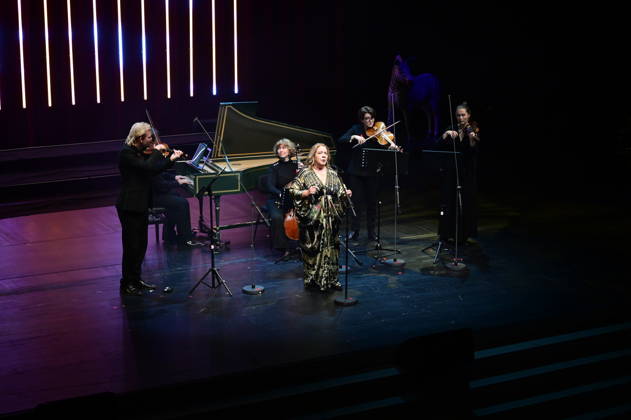 Kathy Kelly und das Dresdner Barock-Ensemble camerata musikus s mit Milko Kersten bei der 18. Hope Gala 2026 im Schauspielhaus. Dresden, 10.10.2026 Copyright: xMatthiasxWehnertx