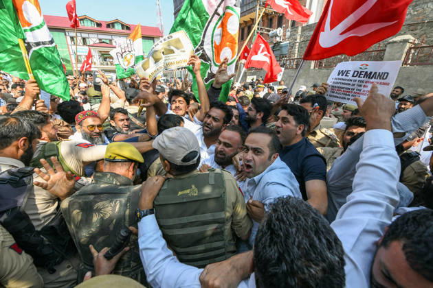Protest erupts in Srinagar Srinagar, Oct 10 (ANI): Police personnel stop INDIA bloc alliance party s workers and supporters during a protest against Chief Election Commissioner Gyanesh Kumar, in Srinagar on Saturday. Srinagar Jammu and Kashmir India Copyright: xANIx ANI_20261010159