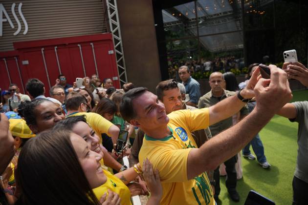 Flavio Bolsonaro meets female supporters in Rio RIO DE JANEIRO, BRAZIL, OCTOBER 10, 2026: Brazilian presidential candidate Flavio Bolsonaro addresses female supporters during a campaign event in Rio de Janeiro ahead of the October 25 presidential runoff election against incumbent President Luiz Inacio Lula da Silva. Bolsonaro met with women leaders and supporters to discuss women s participation in politics, family support and social inclusion policies, including assistance for mothers and families of children with special needs. The event formed part of his campaign efforts to mobilize voters ahead of the second round. Rio de Janeiro Brazil Copyright: x xMarianaxGreifx xJNAxPressx