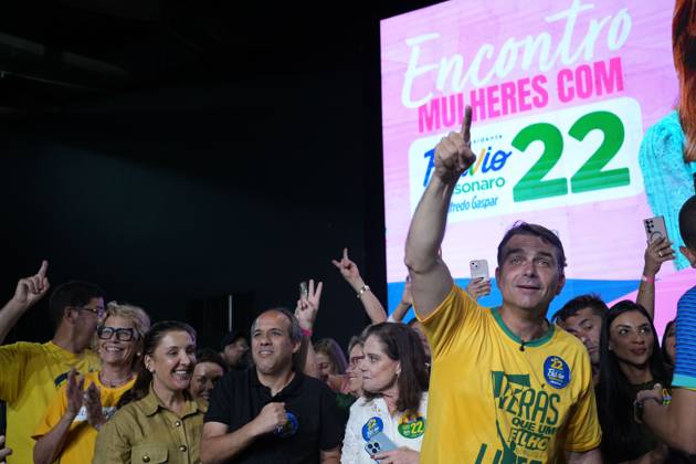 Flavio Bolsonaro meets female supporters in Rio RIO DE JANEIRO, BRAZIL, OCTOBER 10, 2026: Brazilian presidential candidate Flavio Bolsonaro addresses female supporters during a campaign event in Rio de Janeiro ahead of the October 25 presidential runoff election against incumbent President Luiz Inacio Lula da Silva. Bolsonaro met with women leaders and supporters to discuss women s participation in politics, family support and social inclusion policies, including assistance for mothers and families of children with special needs. The event formed part of his campaign efforts to mobilize voters ahead of the second round. Rio de Janeiro Brazil Copyright: x xMarianaxGreifx xJNAxPressx