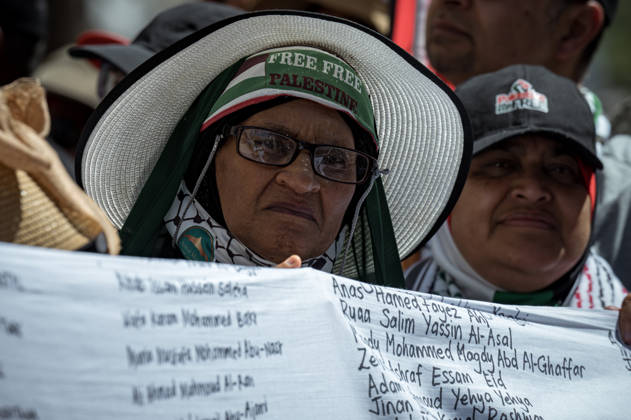 Pro-Palestine Global Mass March in Cape Town A pro-Palestinian demonstrator holds part of a twenty metre shroud bearing the names of over 20,000 Palestinian children killed in Gaza, during a mass protest in Cape Town, South Africa, 10 October 2026. Thousands of people marched through central Cape Town as part of a coordinated Global Day of Action for Palestine. More than 200 organisations mobilised demonstrations across at least 60 countries and 250 locations, marking three years since the start of Israels military campaign in Gaza. Cape Town was the centre of the African leg, with 32 actions across 10 countries. Cape Town South Africa  Copyright: xMatrixxImagesx xLeighxGroenemeyex